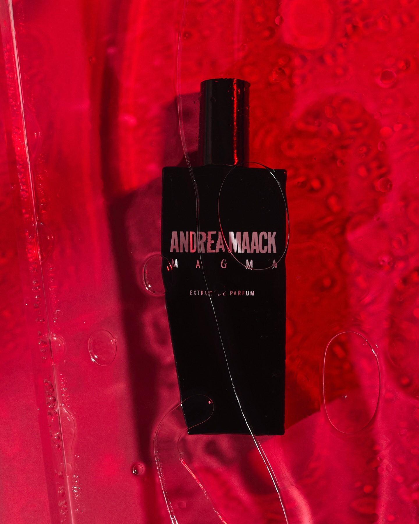 ANDREA MAACK Magma ekstraktas - tai ne rožės ir širdelės. 
Tai kvapas, sukurtas užfiksuoti tą svaiginantį įsimylėjimo karštį 🔥

Parfumerijos genijaus Dominique Ropion sukurtas 18% koncentracijos ekstraktas, kuriame susitinka juodieji Madagaskaro pipirai, paslaptingi smilkalai ir švelni zomšinė oda. Tai tamsi, rafinuota romantika. 

Tai smilkstantis karštis, pulsuojantis tiesiai po oda. 

Akimirka, kai aksominiai rožių žiedlapiai ir prabangus šafranas ištirpsta karamelizuotame kedre.

Gilus, dūminis ir gurmaniškas prisilietimas, kuris ore palieka neišdildomą klausimą. 
Rafinuota prabanga, kuriai nereikia žodžių🖤 

✨ Pas mus rasite pilną Andrea Maack kvapų liniją! Taip pat galite mus aplankyti gyvai iš anksto sutarus 🤗

#andreamaack #nisineparfumerija #dominiqueropion #kvepaluekstraktas #sotd