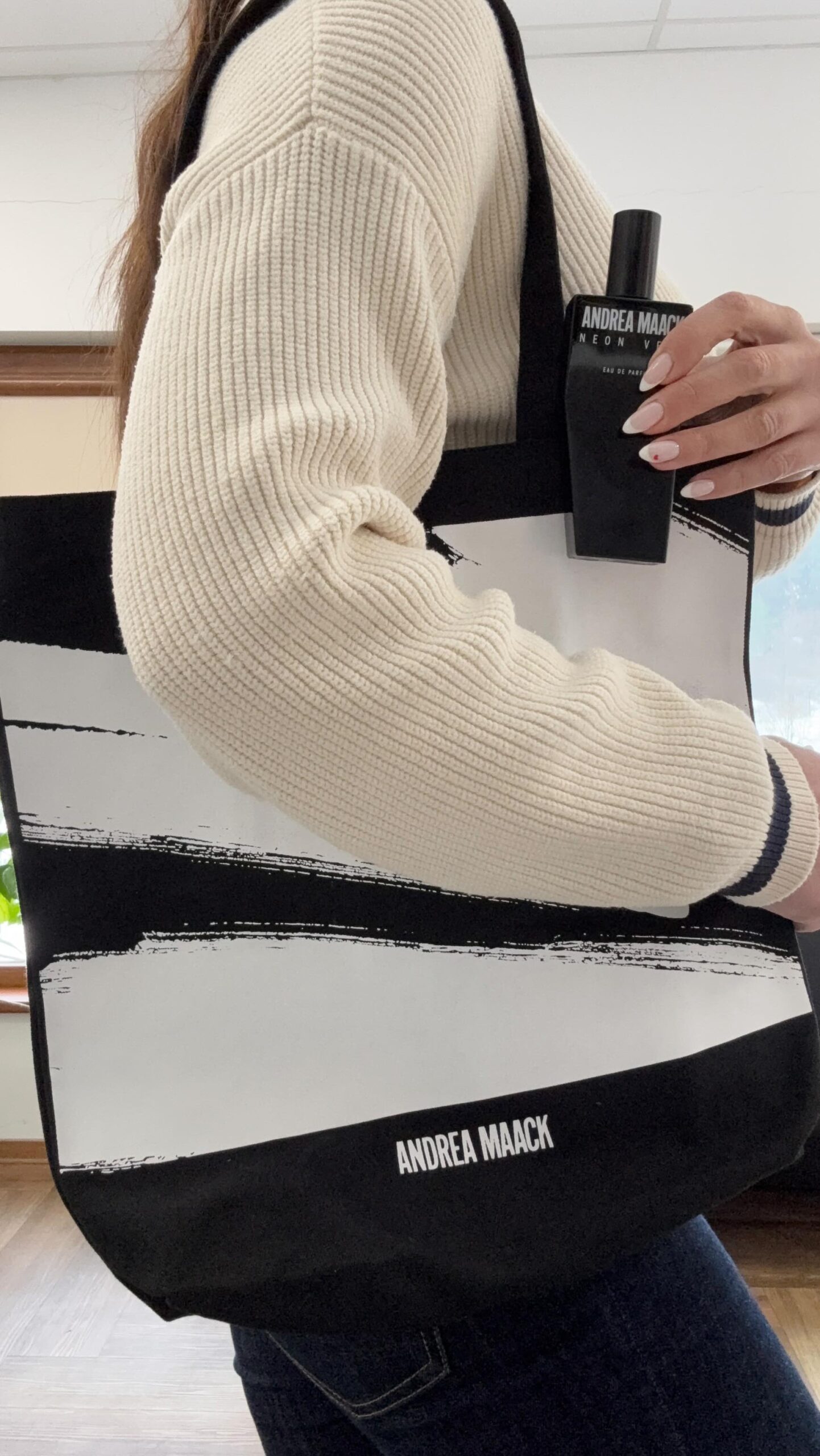 Andrea Maack – tai ne tik kvapai, tai požiūris į detales. ✨

Papildę savo kolekciją bet kuriuo 15 ml arba 50ml talpos Andrea Maack aromatu, gausite išskirtinį aksesuarą – aukštos kokybės, originalų prekės ženklo tote bag krepšį.

Kokybė: krepšys pagamintas iš itin tvirtos, storos drobės, skirtas ilgalaikiam ir praktiškam naudojimui. 🖤

Dovana: pridedama prie kiekvieno 15 ml ir 50 ml dydžio talpų pirkimo.

Pasiūlymas: atrinktiems aromatams šiuo metu taikoma -20% nuolaida.

🎁 Dovanų kiekis ribotas!