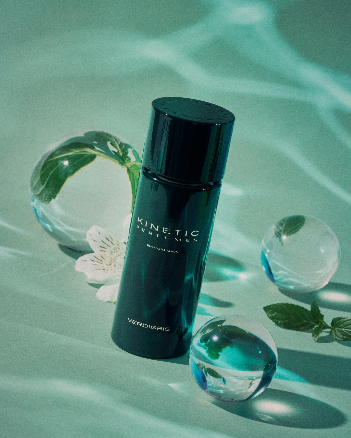 Ar įmanoma jūrą pajusti be mėlynos spalvos? 🌊 
Mes sakome – taip!

VERDIGRIS iš @kineticperfumes 

Tai vėjo atpūsta druska nuo vandenyno, nusėdusi ant Viduržemio jūros namų stogų. Tai pilkšvai žalsvas varis, kuris pasakoja apie laiką, kokybę ir gamtos stichijas.

Parfumeris Chris Maurice sukūrė šedevrą, kuriame jūra gimsta ten, kur susitinka dangus, oras ir saulė.

Kuo jis kvepia?
✨ Pradžioje – citrusų gaiva, bet ji čia tik subtilus fonas.
✨ Širdyje – šilkinės gėlės, persipynusios su šildančiu muskatu ir skaidria vandenyno gaiva, sukuriančia šlapią, švarų, beveik baltą įspūdį.
✨ Galiausiai – šaltas kaip sniegas druskos prisilietimas, kuris ore ištirpsta lėtai ir solidžiai.

Tai aromatas tiems, kurie ieško gaivos su gyliu. Neįprastas, eteriškas, tačiau be galo rezonuojantis.

Ieškokite savojo Verdigris pas mus „Nichell“. 🖤

#KineticPerfumes #Verdigris #NichePerfume #NisniaiKvepalai #chrismaurice