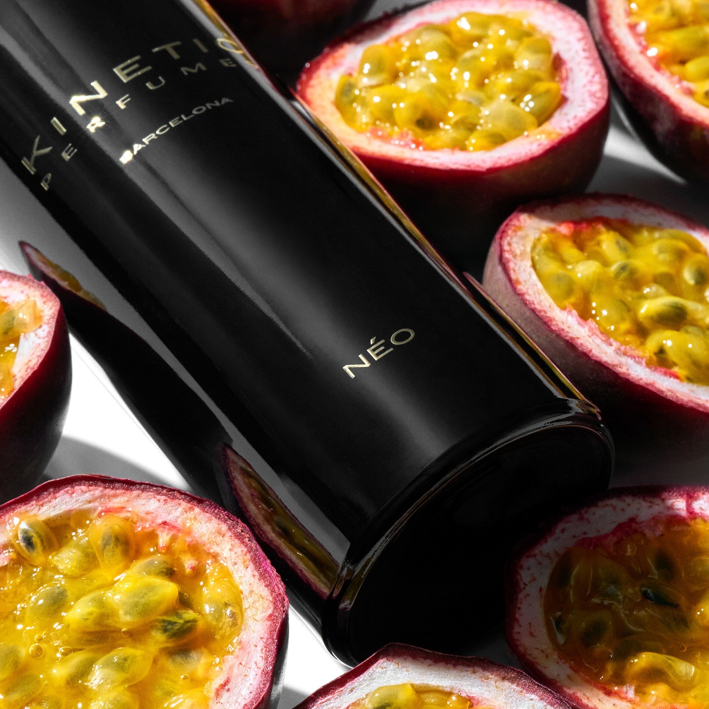 NAUJIENA iš Kinetic Perfumes!

✨ NÉO SILLAGE ✨

Šviesa, kuri traukia.
Šiluma, kuri laikosi ant odos.

Sultingas startas - pasifloros ir mango impulsas.
O tada viskas tarsi persijungia.
Oda, mediena, švarus, vibruojantis pėdsakas.

Labiausiai patinka tai, kad jis nėra garsus.
Jis tiesiog… yra. Ir juda kartu su manimi.

Po kurio laiko pradedu jį jausti vis kitaip — kartais minkštesnį, kartais ryškesnį.
Bet visada labai arti.

Su NÉO kūrėjai perrašo klasikinę jų parfumo SILLAGE idėją – iš garsios projekcijos į intymų, su oda susiliejantį kvapą. Čia svarbi ne projekcija, o artumas.

Šį kartą Kinetic Perfumes ir vėl maloniai nustebina 😊Dar vienas kvapas, kuris nepastebimai tampa savas 🫶🏻

Man jis atrodo tobulas pavasariui ir vasarai, kai norisi kažko lengvo, bet ne banalaus.

Toks kvapas, prie kurio norisi grįžti 🙌🏻