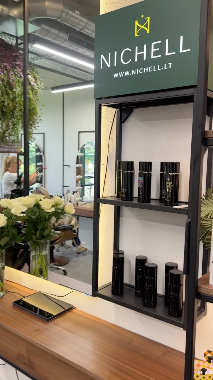 NICHELL kvapai nuo šiol turi dar vienus namus Kaune!
Mus rasite „Master Studio“, Galindų g. 9.
Ekspoziciją pradedame nuo visos Kinetic Perfumes iš Barselonos kolekcijos. Čia galėsite neskubėdami susipažinti su kvapais, juos išbandyti ir, atradus savo favoritą, įsigyti iš karto.
Kas 2–3 mėnesius ekspozicijoje vietą užleis vis kiti kruopščiai atrinkti nišinės parfumerijos prekių ženklai, kad kiekvienas apsilankymas taptų nauju atradimu.
Jeigu patogiau, kaip ir anksčiau, visus kvapus galite įsigyti nichell.lt arba apsilankyti mūsų pagrindiniame butike Romainiuose.
🤫 Apsiperkant „Master Studio“ galioja nuolaidos kodas MASTER20.
Iki pasimatymo 🤍