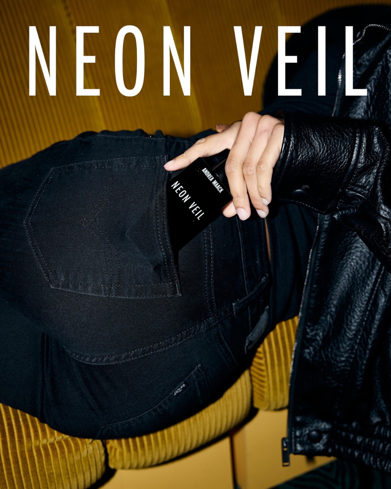 NEON VEIL
Šviesa, įvilkta į kvapą.
Modernusis irisas, subtilūs apelsinų žiedai, muskuso švara ir kedro ramybė.
Elegancija, kuri nereikalauja dėmesio – ji jį tiesiog turi.
Šis kvapas taip pat turi ir kelioninę 15 ml versiją.
Ir žinoma, kaip ir anksčiau, galite išbandyti nuo 2 ml 🙌🏻
nichell.lt
#neonveil #andreamaack #nichell #nicheperfume #luxuryfragrance